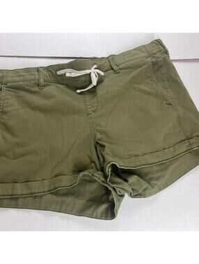 Torrid Feel the Fit Shorts Women Size 1 (1X, 14-16) Green Flat Front Cuffed Hem